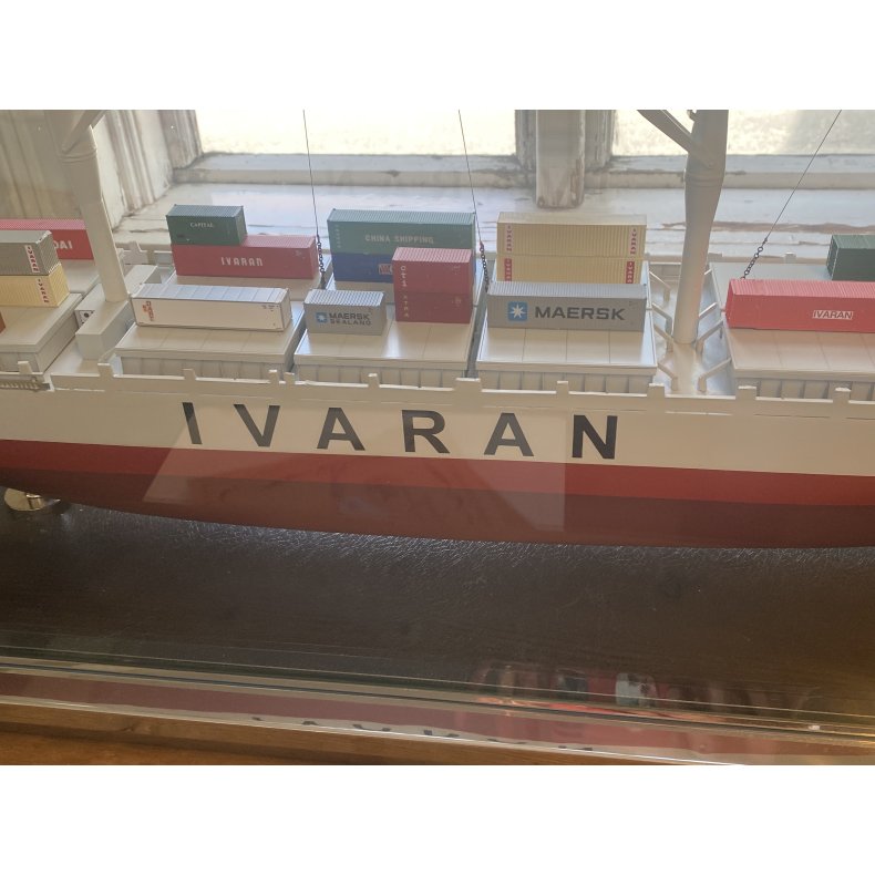 M/s SAN JUANN, Ivaran rederi, skipsmodell i glassmonter